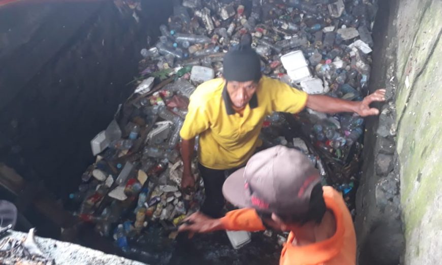 Tim Kebersihan DLH Parepare Angkut Sampah yang Penuhi Selokan di Jalan Lahalede